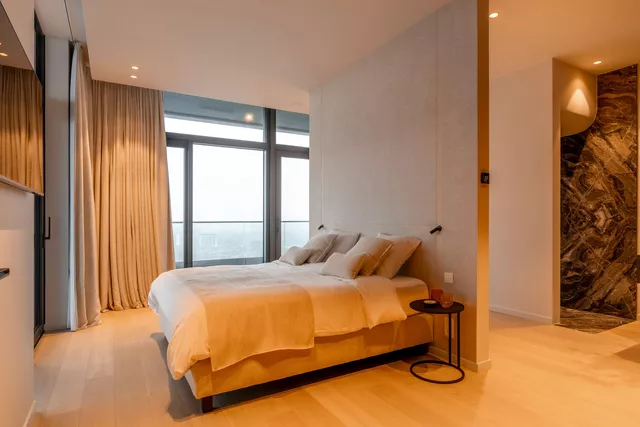 hotelkamer met bed, bedlinnen, stoffen wand en raamdecoratie van Altex Hospitality Textiles