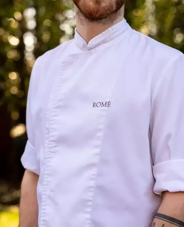 Kok met kokskledij van altex