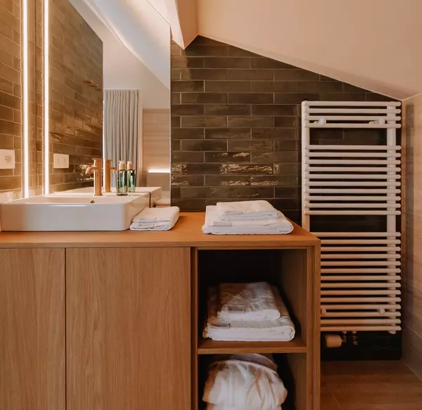 Dikkere handdoeken, een zachtere badjas, een mat die niet wegschuift. Het zijn kleine details die je hotelervaring tillen.